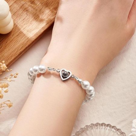 Heart Projection Pearl Bracelet
