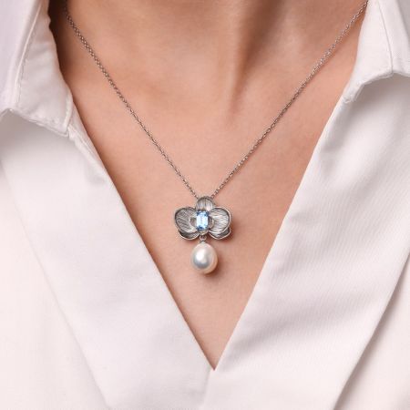 Flower Pendant Necklace