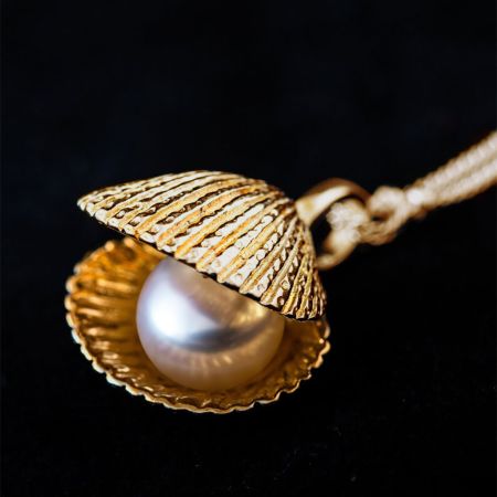 Shell Pendant Necklace