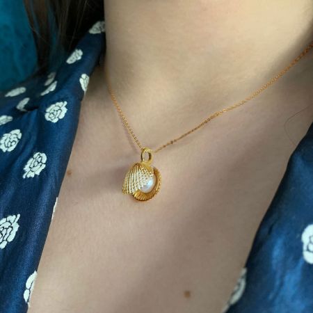Shell Pendant Necklace