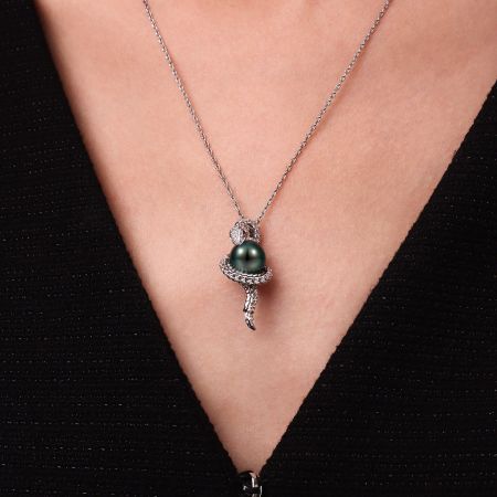 Snake Surround Pearl Pendant Necklace