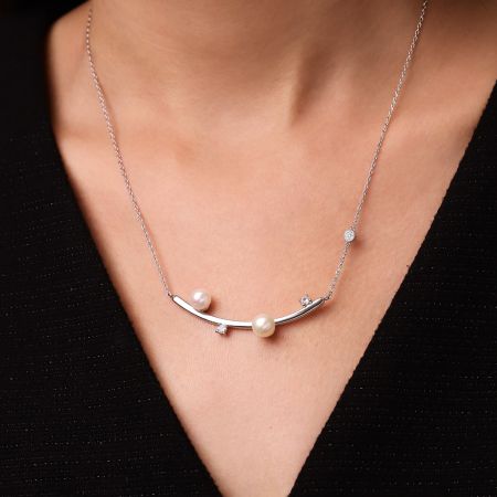 Arc Pendant Necklace