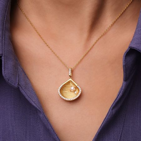 Shell Pendant Necklace