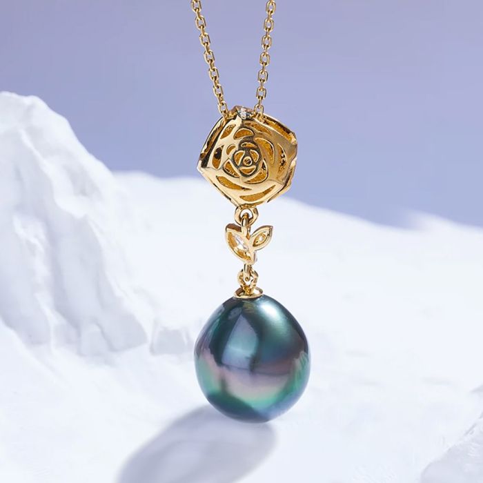 Rose Pendant Necklace